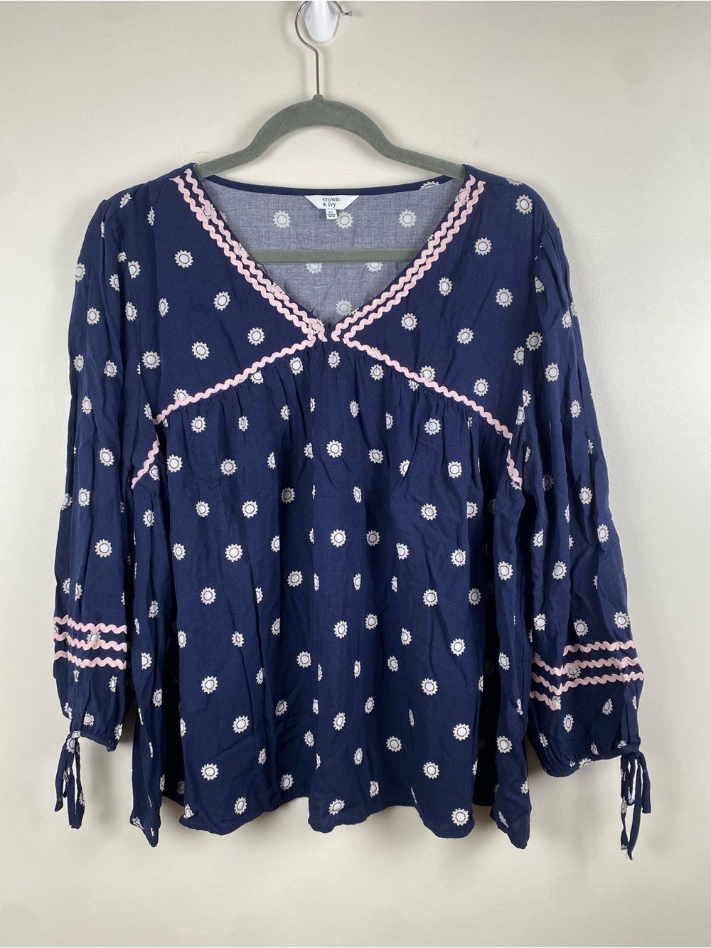 Crown & Ivy Navy Floral V-Neck Peasant Top - Pink Trim XL